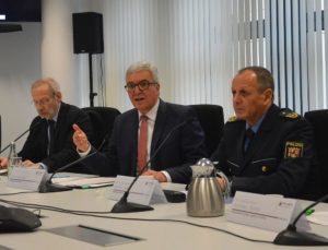 Mainz& Fast 50 Teilnehmer bei Polizistenparty im Heringsbrunnen - Polizeispitze räumt umfangreiche Verstöße ein - Kommentar Fast 50 Teilnehmer bei Polizistenparty im Heringsbrunnen - Polizeispitze räumt umfangreiche Verstöße ein - Kommentar