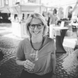 Mainz& Wenn die Weinprobe ins Wohnzimmer kommt - Online-Weinprobe mit Malenka Stenner holt Weinerlebnis nach Hause Wenn die Weinprobe ins Wohnzimmer kommt - Online-Weinprobe mit Malenka Stenner holt Weinerlebnis nach Hause