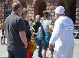 Mainz& Corona-Demo in Mainz mit knapp 250 Teilnehmern - Polizei löst verbotene Versammlung friedlich auf Corona-Demo in Mainz mit knapp 250 Teilnehmern - Polizei löst verbotene Versammlung friedlich auf