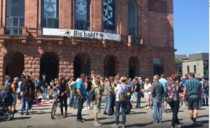 Mainz& Corona-Demo in Mainz mit knapp 250 Teilnehmern - Polizei löst verbotene Versammlung friedlich auf Corona-Demo in Mainz mit knapp 250 Teilnehmern - Polizei löst verbotene Versammlung friedlich auf