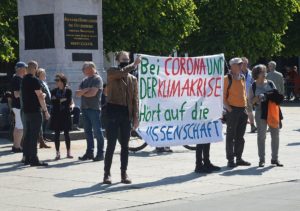 Mainz& Corona-Demo in Mainz mit knapp 250 Teilnehmern - Polizei löst verbotene Versammlung friedlich auf Corona-Demo in Mainz mit knapp 250 Teilnehmern - Polizei löst verbotene Versammlung friedlich auf