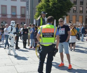 Mainz& Corona-Demo in Mainz mit knapp 250 Teilnehmern - Polizei löst verbotene Versammlung friedlich auf Corona-Demo in Mainz mit knapp 250 Teilnehmern - Polizei löst verbotene Versammlung friedlich auf
