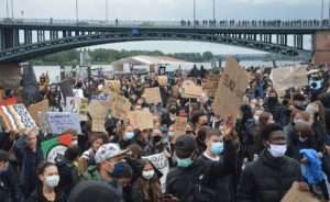 Mainz& #BlackLivesMatter: 2.500 gehen in Mainz auf die Knie aus Protest gegen Rassismus - Silent Demo mit großem Zuspruch #BlackLivesMatter: 2.500 gehen in Mainz auf die Knie aus Protest gegen Rassismus - Silent Demo mit großem Zuspruch