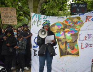 Mainz& #BlackLivesMatter: 2.500 gehen in Mainz auf die Knie aus Protest gegen Rassismus - Silent Demo mit großem Zuspruch #BlackLivesMatter: 2.500 gehen in Mainz auf die Knie aus Protest gegen Rassismus - Silent Demo mit großem Zuspruch