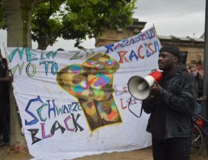 Mainz& #BlackLivesMatter: 2.500 gehen in Mainz auf die Knie aus Protest gegen Rassismus - Silent Demo mit großem Zuspruch #BlackLivesMatter: 2.500 gehen in Mainz auf die Knie aus Protest gegen Rassismus - Silent Demo mit großem Zuspruch