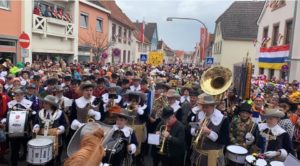 Fastnacht in Mainz-Gonsenheim auf der Gass: Viele Menschen, viel Gedränge.... - Foto: Flegel