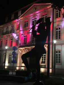 Tanzen darf auf dem Schillerplatz vorerst nur der Bajazz auf seinem Denkmalssockel. - Foto: gik