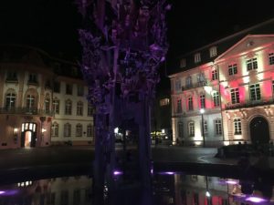 Der Schillerplatz bleibt erleuchtet, aber eine City-Oase wird es hier nicht mehr geben. - Foto: gik